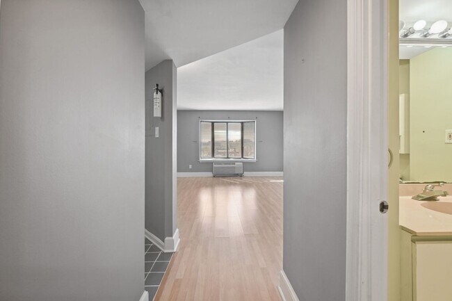 Building Photo - Dupont Circle with Secured Parking! Sun-fi...