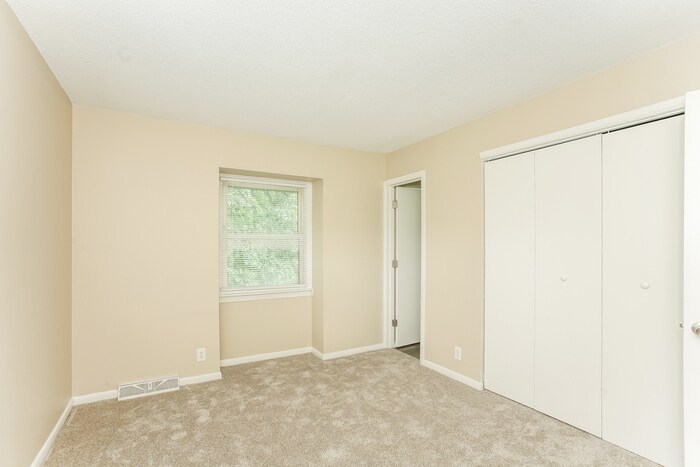 Building Photo - 1808 Forsythia Dr