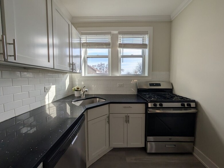 Building Photo - 3817 N Greenview Ave