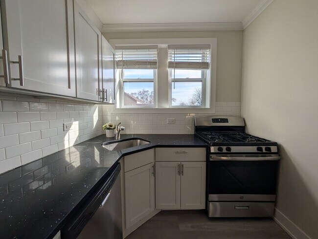 Building Photo - 3819.5 Greenview, Unit 2W