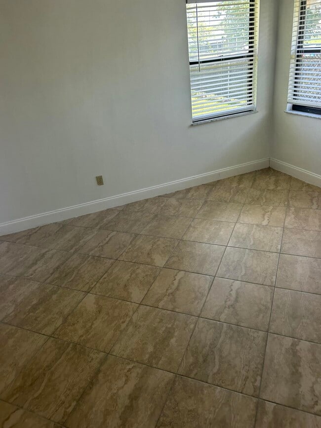 Building Photo - 1019 SW Aurelia Ave