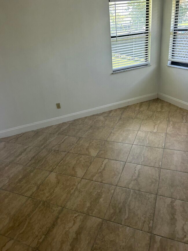 Building Photo - 1019 SW Aurelia Ave
