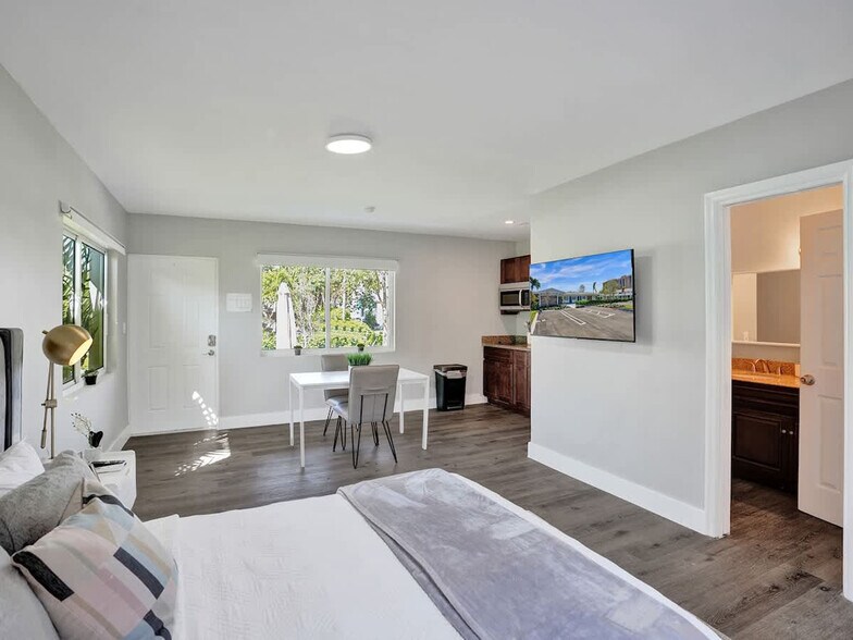 Building Photo - 3208 NE 9th St