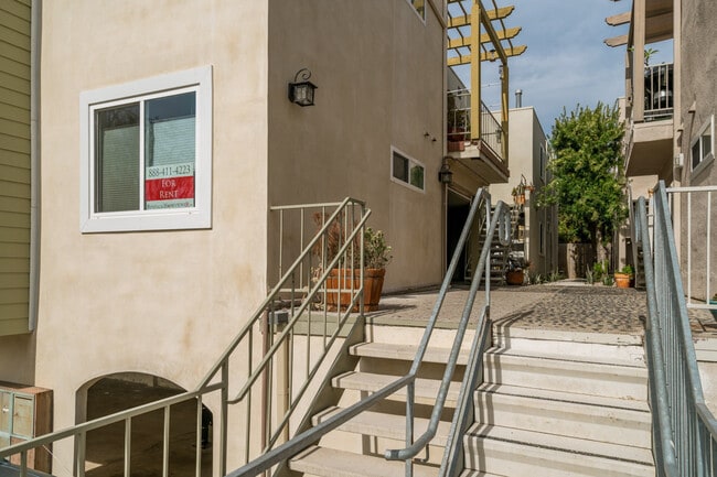 Building Photo - Beautiful Del Mar Condo  Beach Living in D...