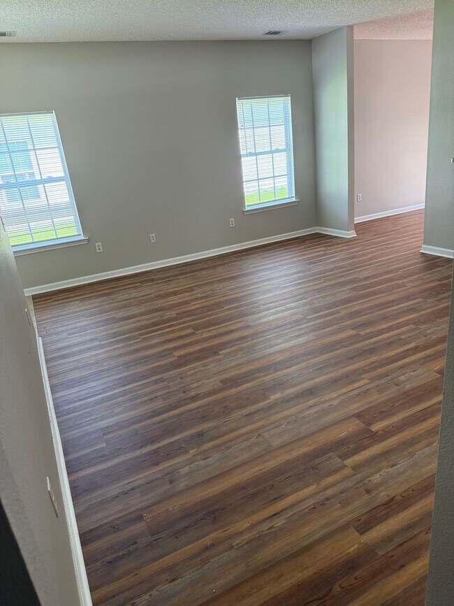 Building Photo - New floors, just painted, and all new appliances!!