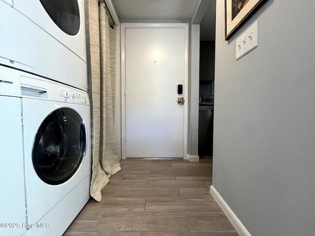 Building Photo - 250 Sugar Gum Ln