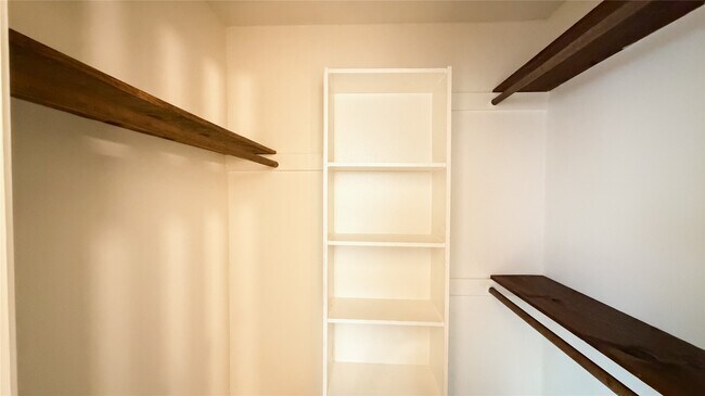 Building Photo - 18010 Blundell Dr