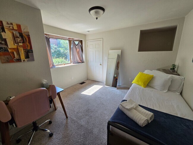 Building Photo - Stunning 4Bed 2bath House in Point Breeze!...