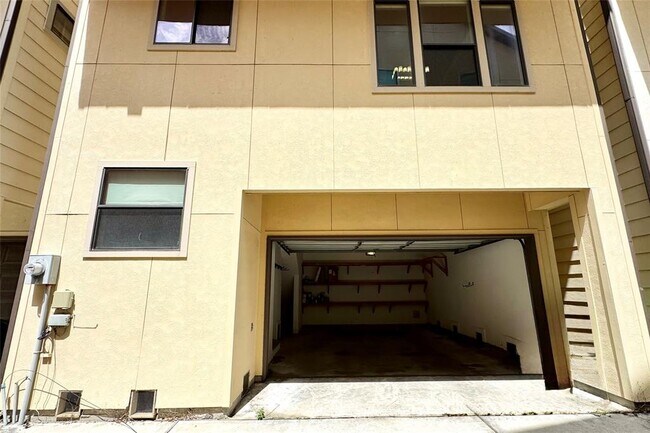 Building Photo - 2304 Couch St