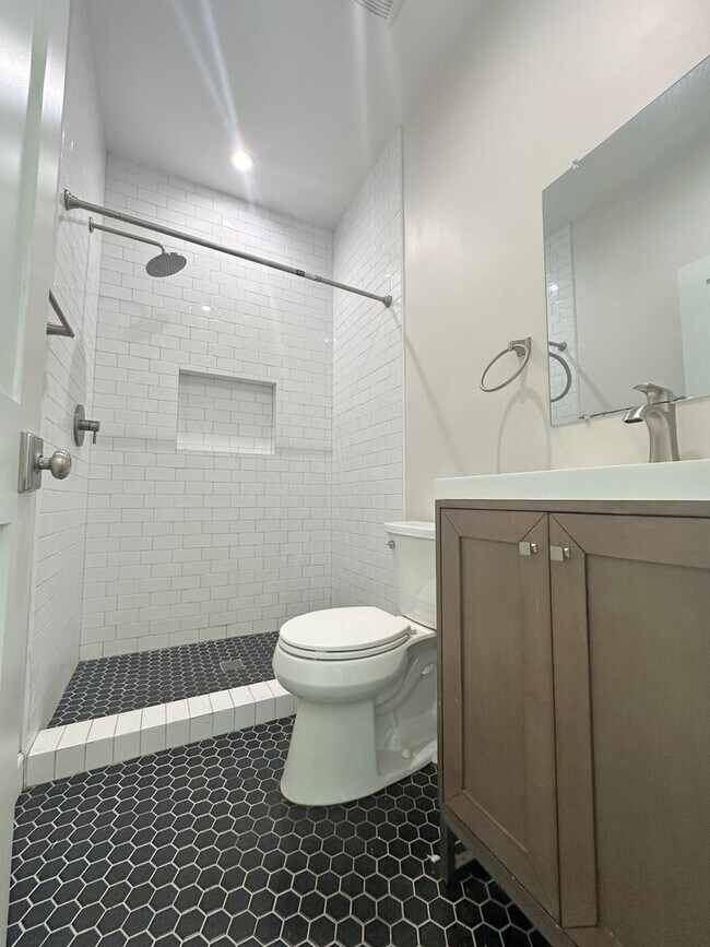 Building Photo - Cute 2bd/2ba unit near USC and within DPS/...