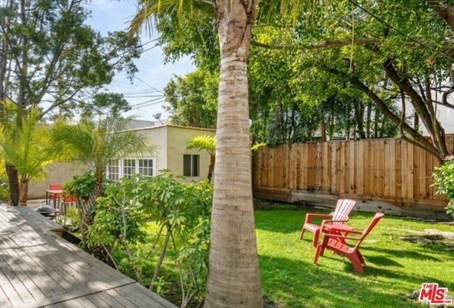 Building Photo - 807 N Stanley Ave