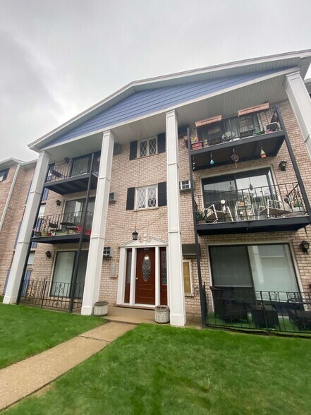 Building Photo - 8521 W Catherine Ave