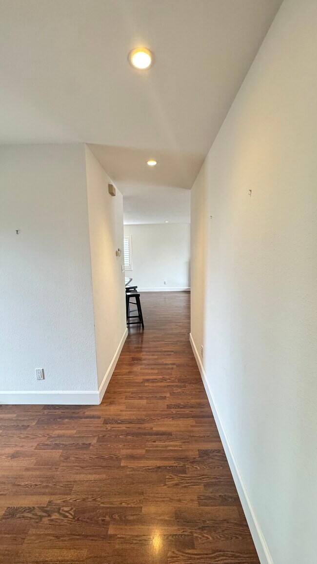 Building Photo - 1134 Manzanita Dr