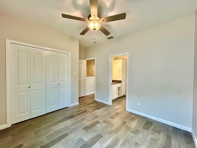 Building Photo - 10902 International Blvd