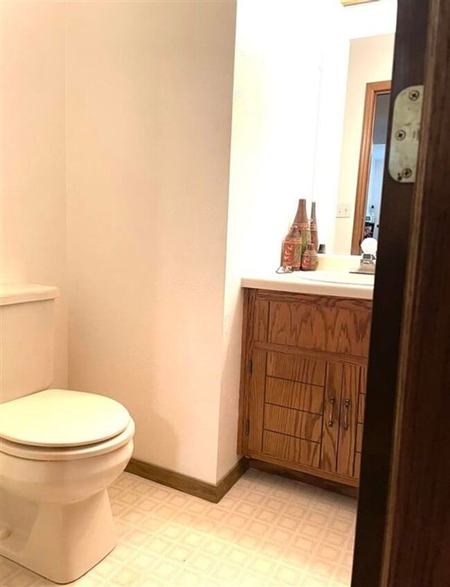 Building Photo - 2 Bed 1.5 Bath Townhome with 2 stall garage.