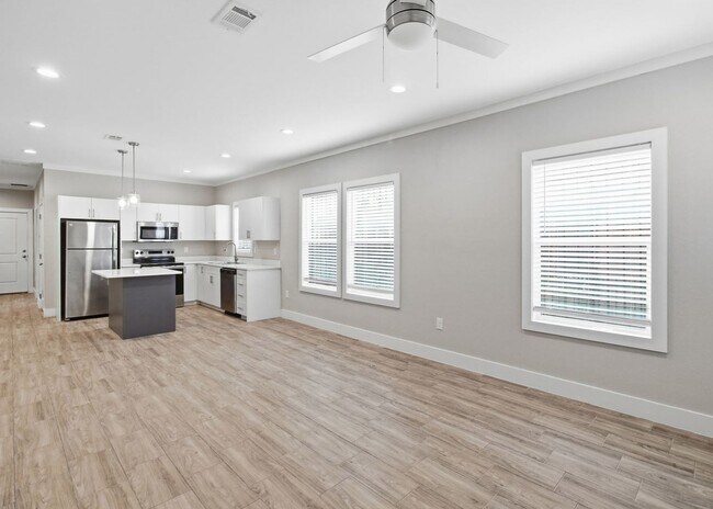 Building Photo - Modern 3 Bedroom Home Minutes from Downtown San Antonio