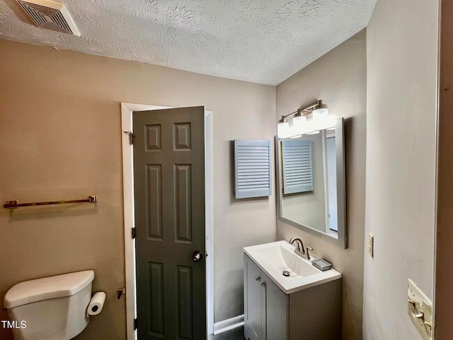 Building Photo - 1006 Wood Creek Dr