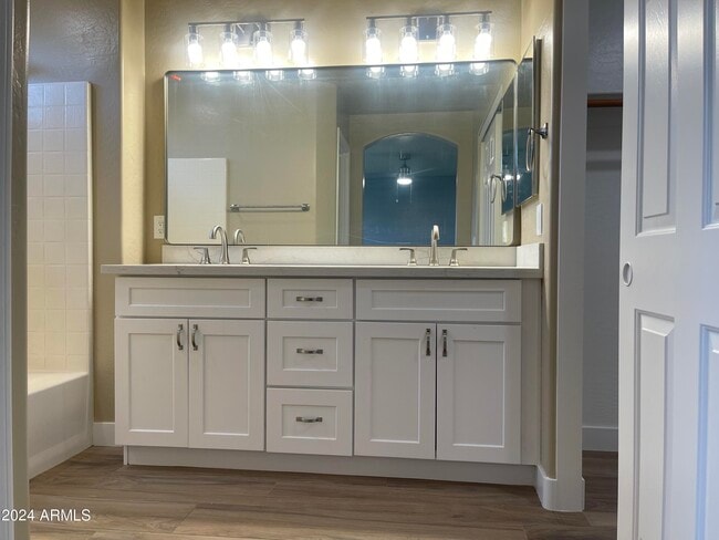 Building Photo - 15433 W Mercer Ln