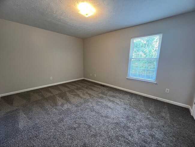 Building Photo - MOVE IN SPECIAL!  HALF OFF FIRST MONTHS RENT!