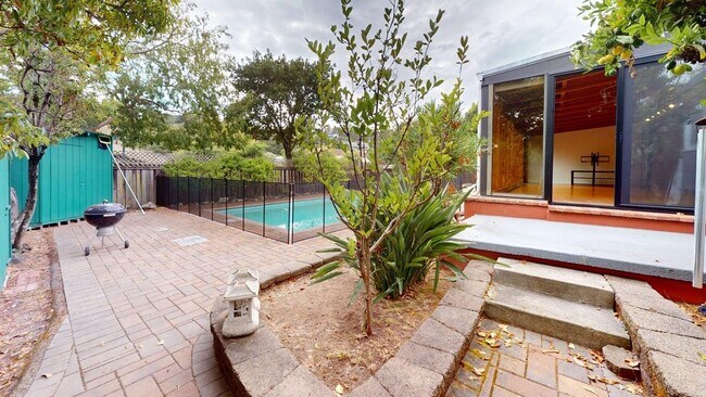 Building Photo - Sunny Greenbrae Single-Level with Pool + K...