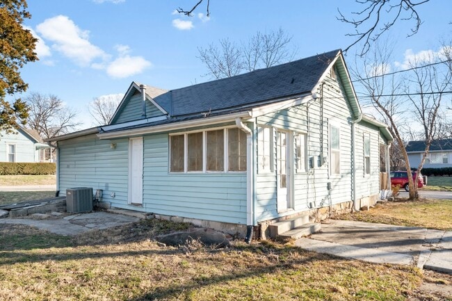 Building Photo - Charming 2 Bed, 1 Bath Lenexa Home with Modern Amenities!