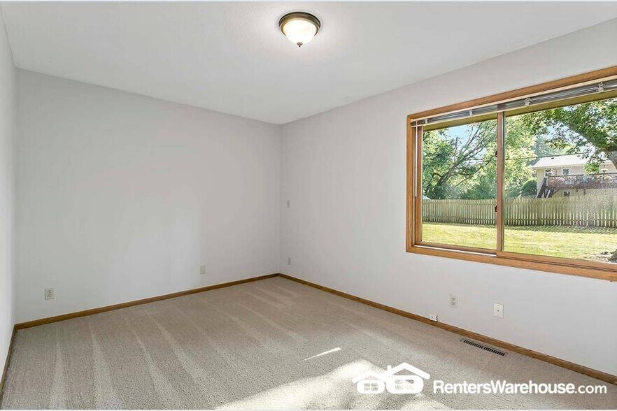 Building Photo - 3004 Pine Ridge Dr