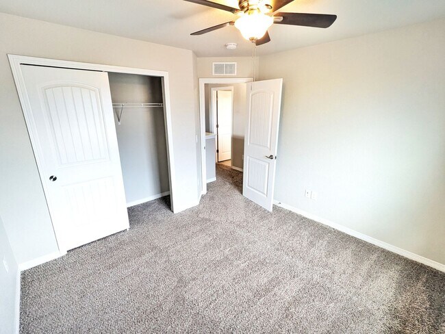 Building Photo - Stunning Modern Home with SHORT TERM LEASE...