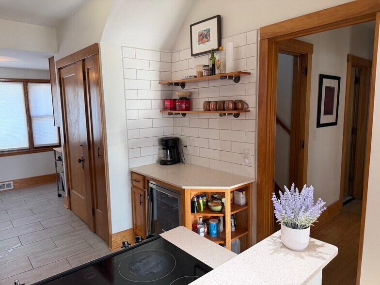 Building Photo - 18 Rustic W