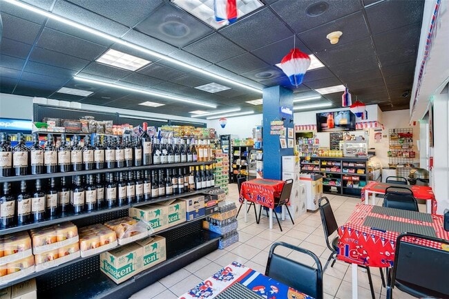 Building Photo - 18011 Biscayne Blvd