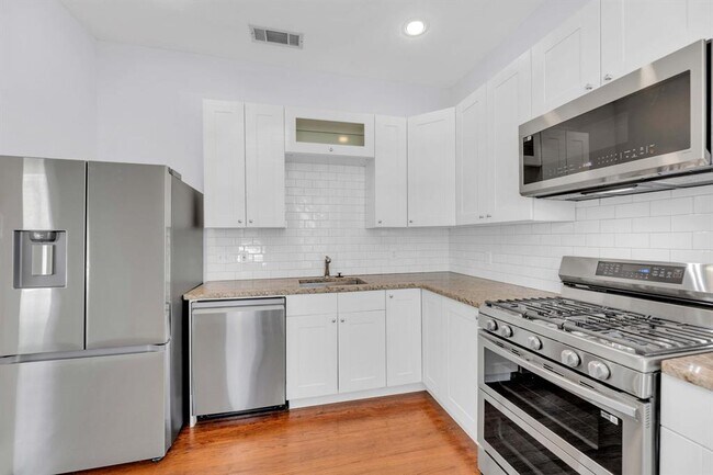 Building Photo - 615 W 33rd St