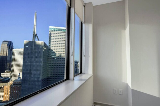 Building Photo - 1555 Elm St