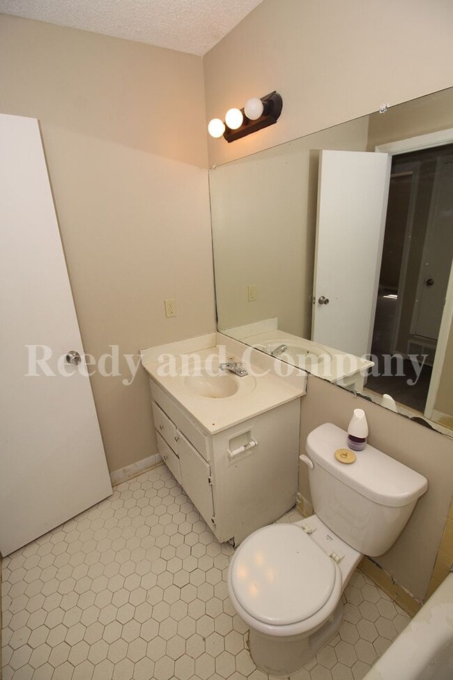 Building Photo - 5677 Fenway Dr