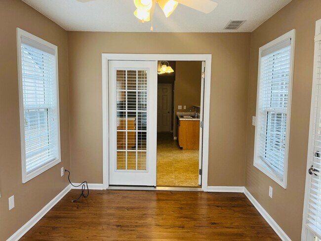 Building Photo - Welcome home! 3 Bedroom 2 Bath home in Sum...