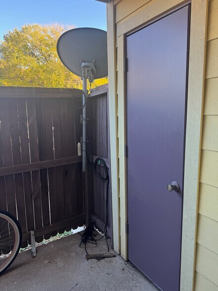 Building Photo - 9350 Country Creek Dr