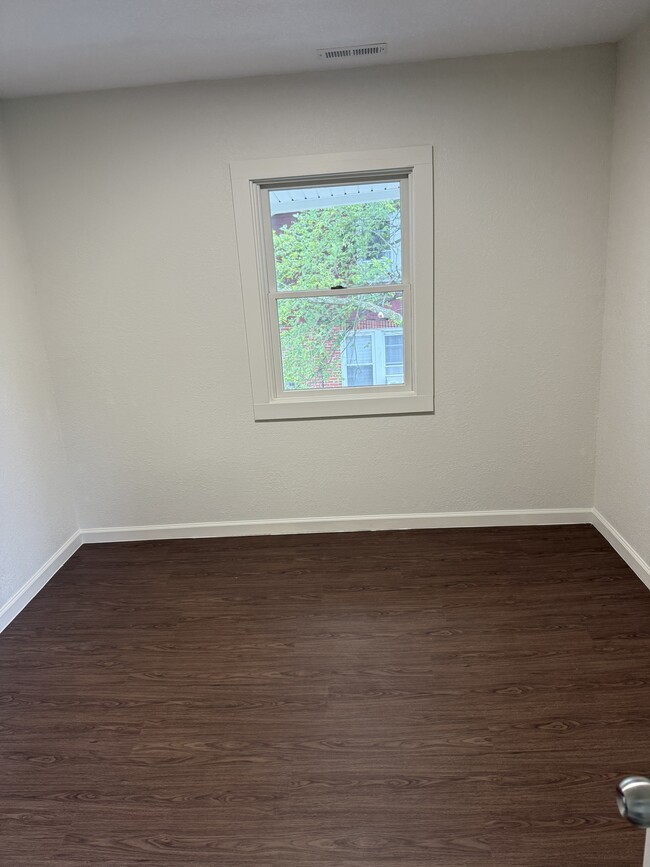 Building Photo - 1413 Elm Ave