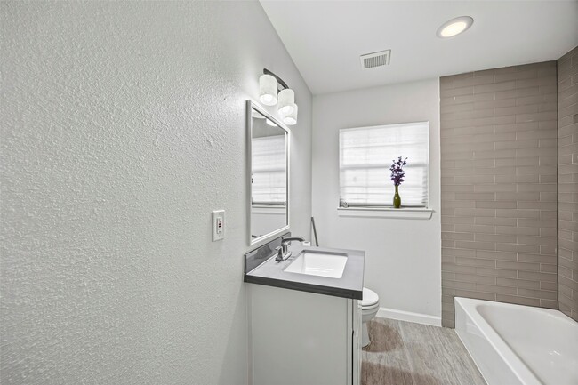 Building Photo - 4914 Ventura Ln