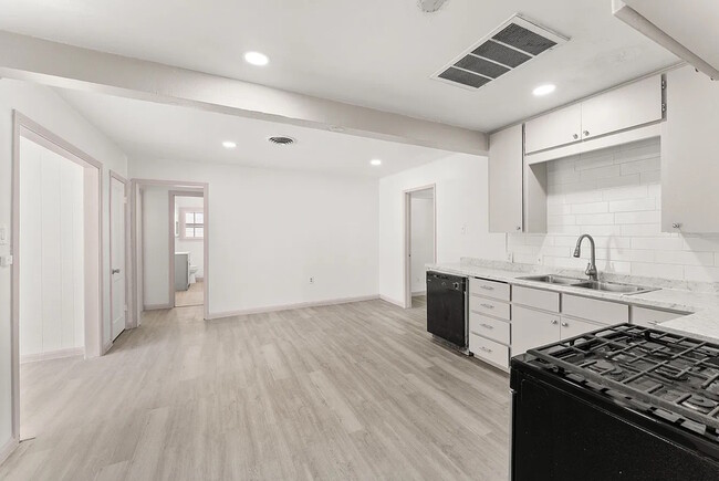 Building Photo - 1814 S 5th St