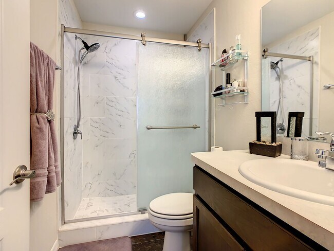 Building Photo - Beautiful 3 Bedroom 2 bath Home in desirab...
