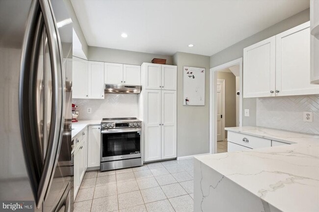 Building Photo - 5213 Rayland Dr