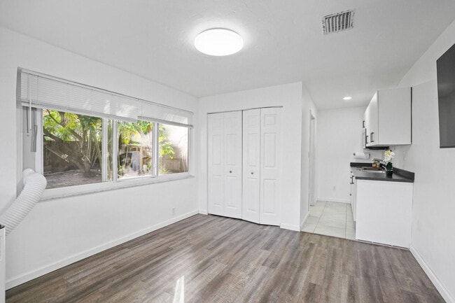 Building Photo - 1416 SW 27th St