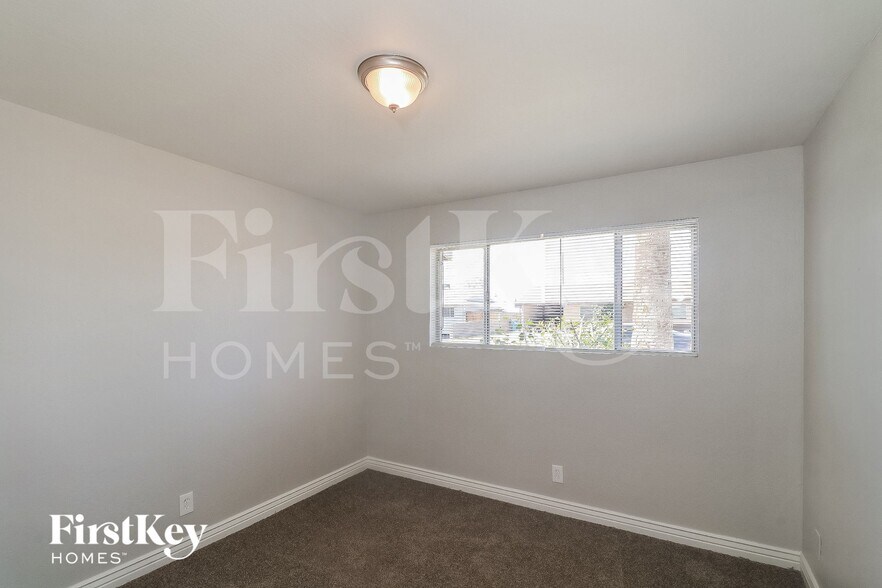 Building Photo - 3301 W Windrose Dr