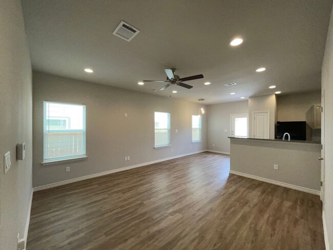 Building Photo - Townhome for rent