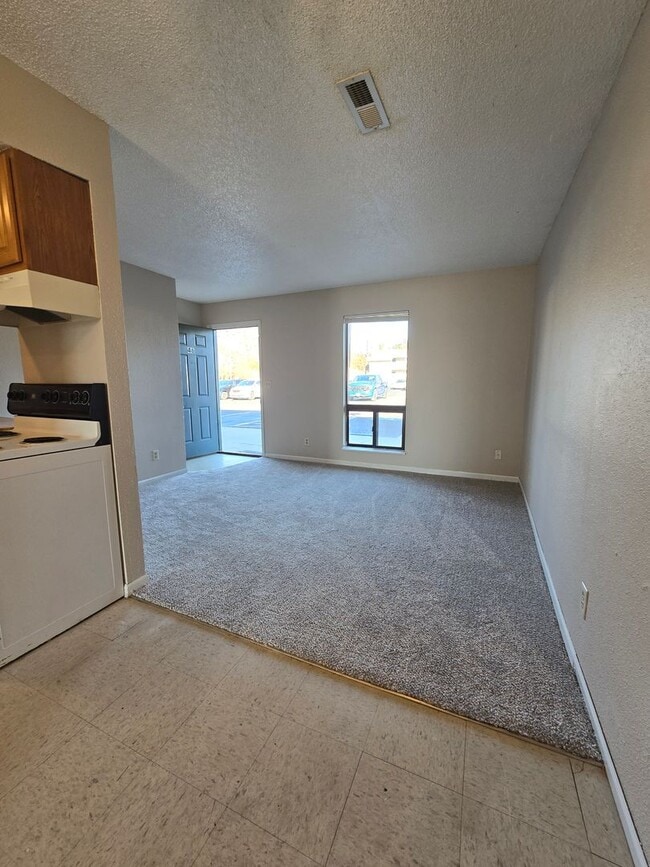 Building Photo - 2 Bedroom 1 Bathroom Apartment in the heart of Osage Beach!!