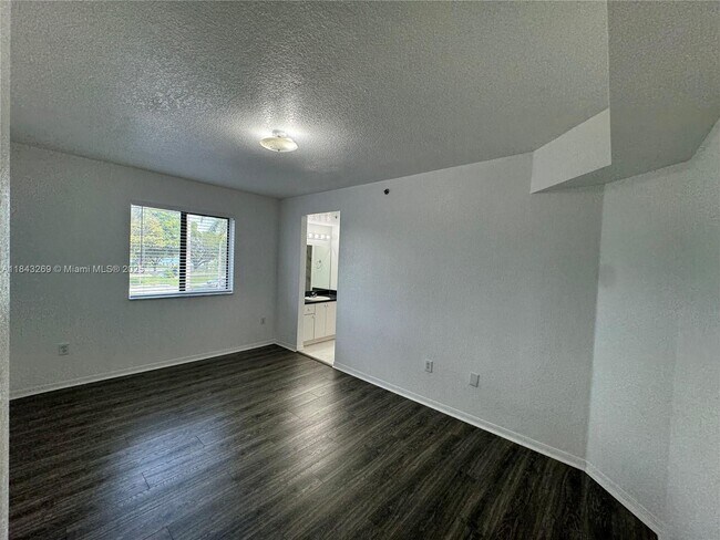 Building Photo - 9300 Fontainebleau Blvd