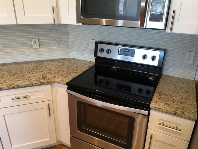 Building Photo - 875 Elm St