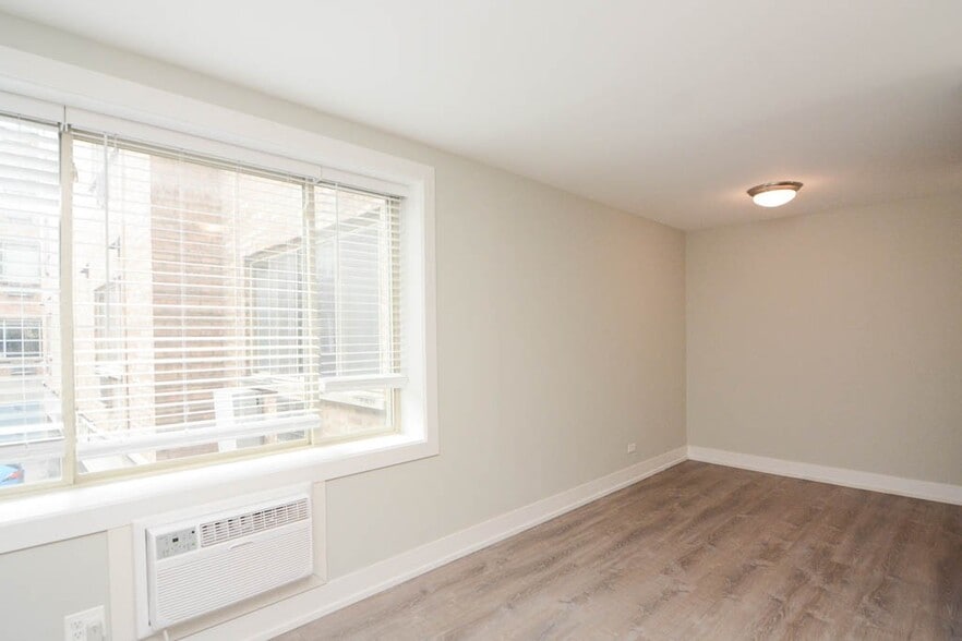 Building Photo - 447 W Surf St