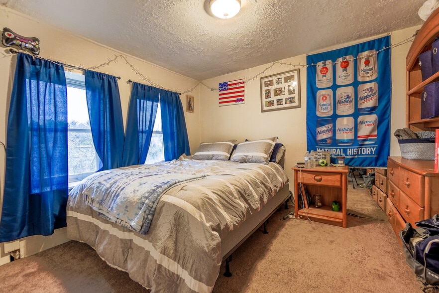 Building Photo - 1004 College Ave