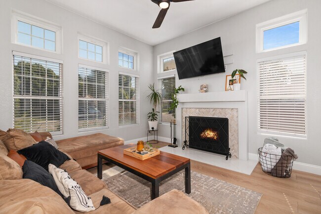 Building Photo - 4952 Lake Shore Ct