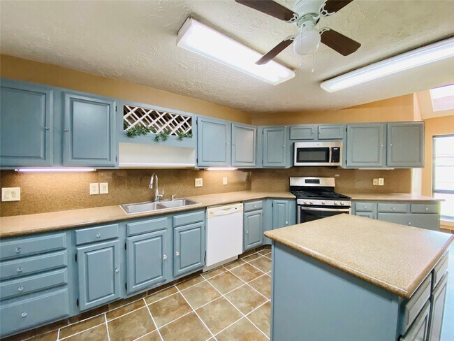 Building Photo - 2001 Highland Hills Dr