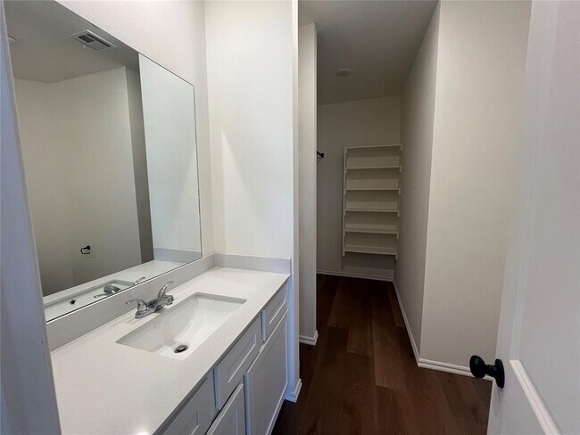 Building Photo - 302 Aaran Way